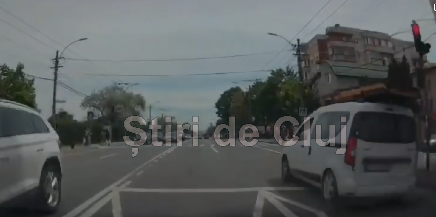 video un sofer imprudent a trecut pe semaforul rosu si a fost la un pas sa loveasca mai multi pietoni pe strada aurel vlaicu din cluj rosu la semafor este pentru fraieri