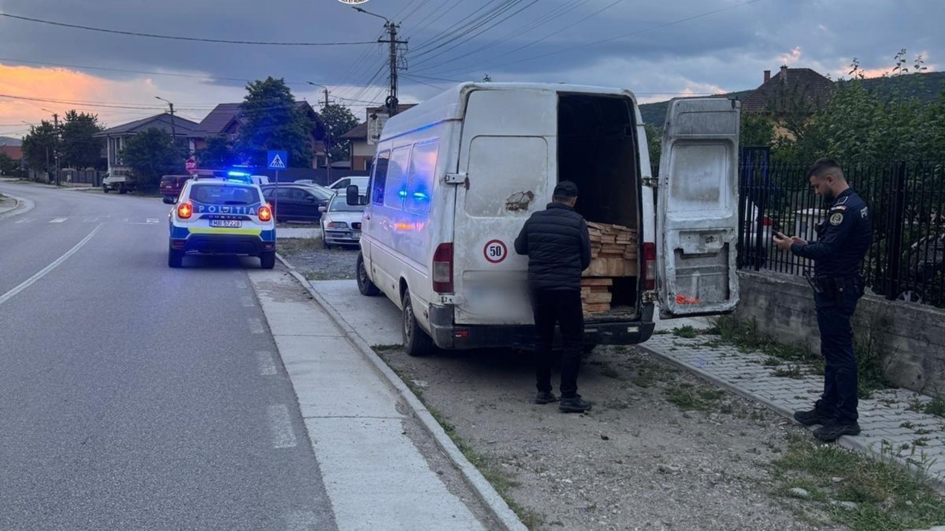 A fost prins cu lemn fara documente pe drumurile din Cluj Un barbat de 60 de ani din Floresti a ramas fara marfa si a fost sanctionat cu o amenda considerabila