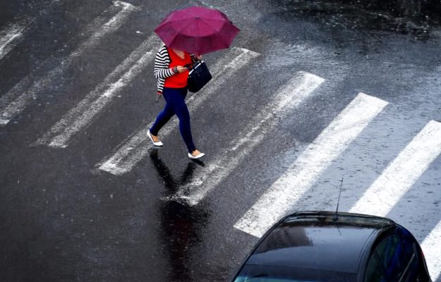 ANM a emis doua atentionari Cod Galben pentru furtuni si grindina Judete din Oltenia Banat Muntenia si Moldova sunt sub avertizare