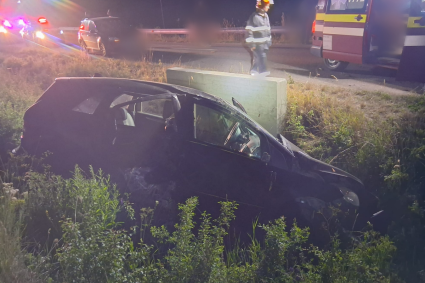 Accident în Cluj: Un tânăr de 25 de ani și un adolescent de 15 ani, răniți după ce vehiculul în care se aflau a ieșit de pe șosea și s-a răsturnat