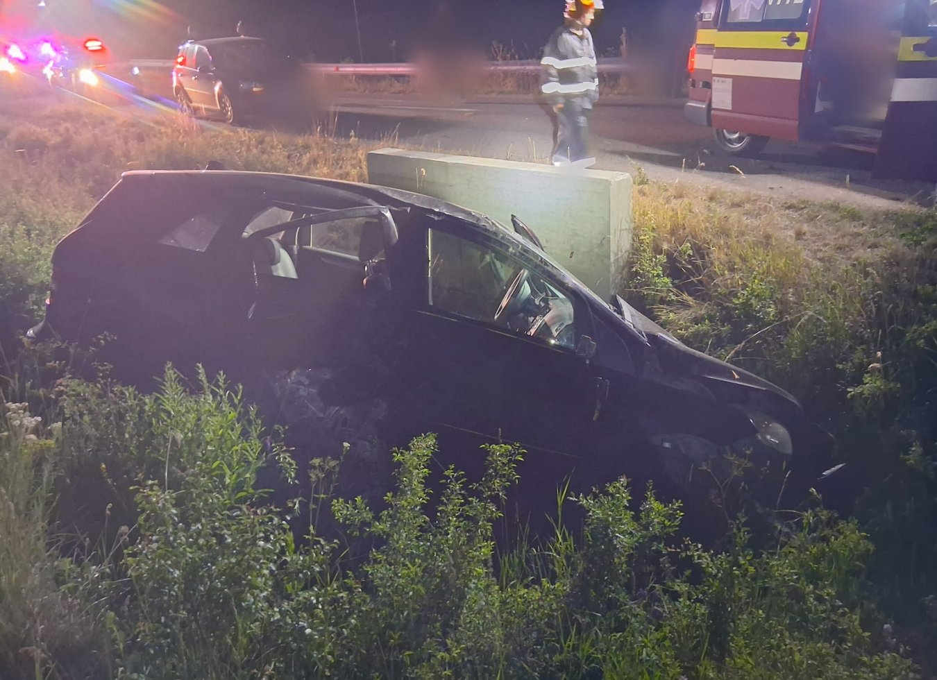 Accident in Cluj Un tanar de 25 de ani si un adolescent de 15 ani raniti dupa ce vehiculul in care se aflau a iesit de pe sosea si s a rasturnat