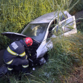 Accident in Cluj in primele ore ale dimineatii O soferita a ramas incarcerata dupa ce masina sa a fost proiectata intr un sant Pompierii au reusit cu greu sa o salveze