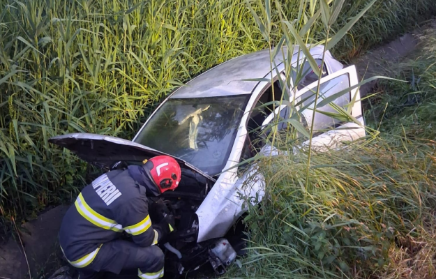 Accident in Cluj in primele ore ale dimineatii O soferita a ramas incarcerata dupa ce masina sa a fost proiectata intr un sant Pompierii au reusit cu greu sa o salveze