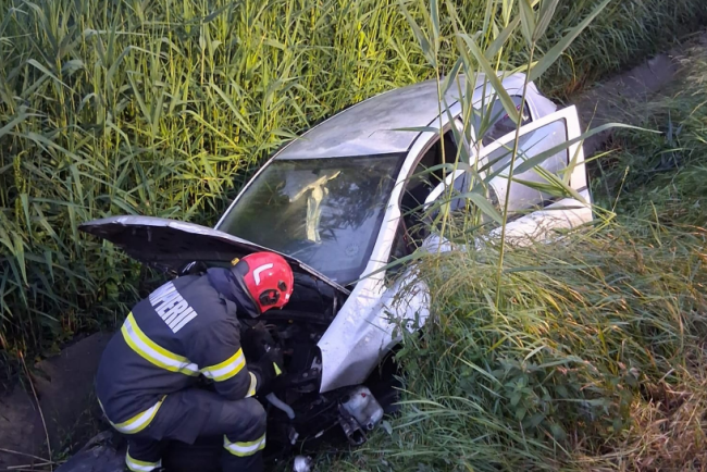 Accident in Cluj in primele ore ale dimineatii O soferita a ramas incarcerata dupa ce masina sa a fost proiectata intr un sant Pompierii au reusit cu greu sa o salveze