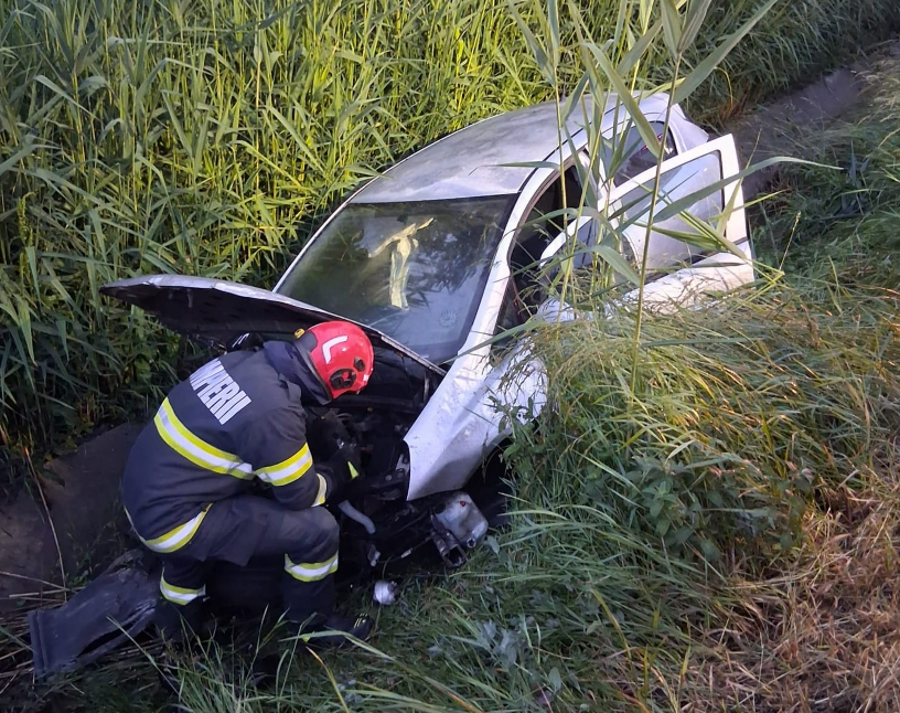 Accident in Cluj in primele ore ale dimineatii O soferita a ramas incarcerata dupa ce masina sa a fost proiectata intr un sant Pompierii au reusit cu greu sa o salveze