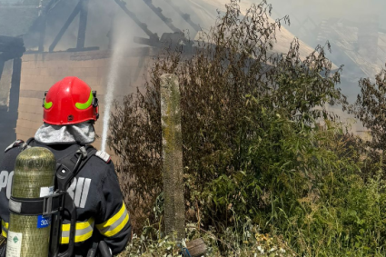 Alertă în județul Cluj! Pompierii luptă cu un incendiu violent care a afectat două locuințe.