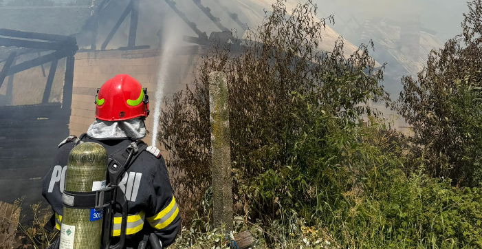 Alerta in judetul Cluj Pompierii lupta cu un incendiu violent care a afectat doua locuinte