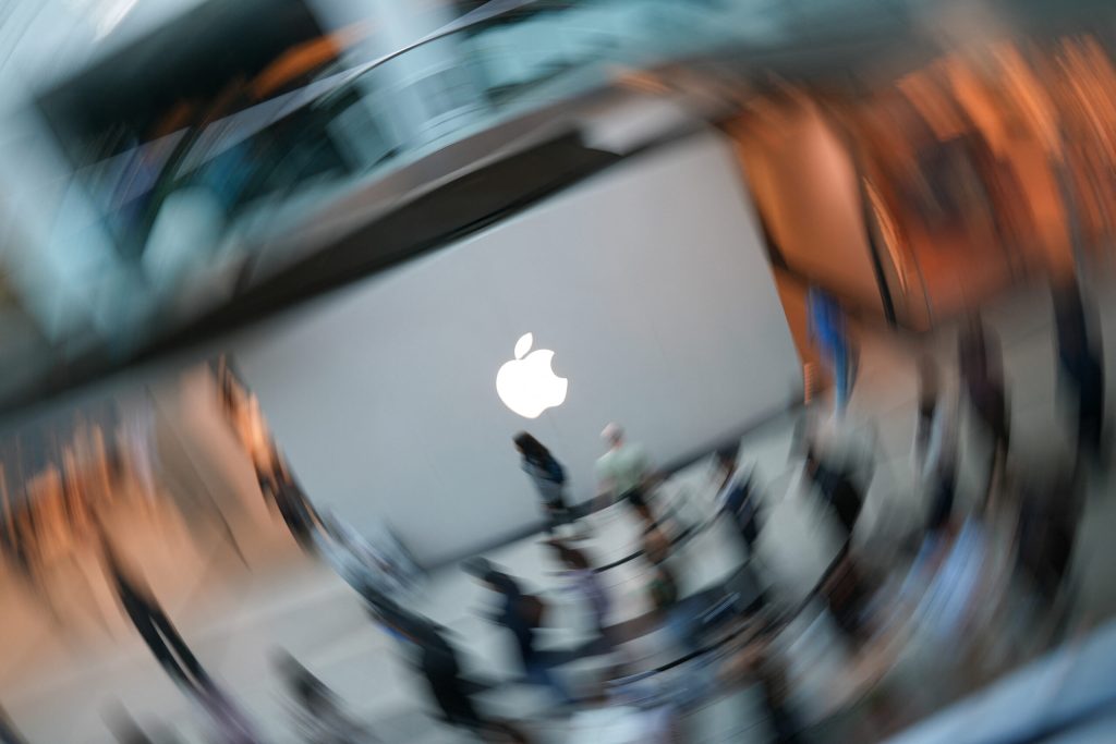 Apple cere aprobarea SUA pentru achizitia de cipuri de la o companie chineza aflata pe lista neagra a Pentagonului