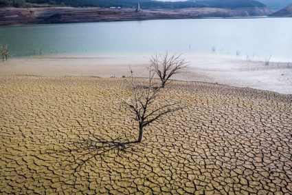 Aproape jumătate dintre copii la nivel mondial sunt expuși la minimum 3 tipuri de amenințări legate de schimbările climatice.