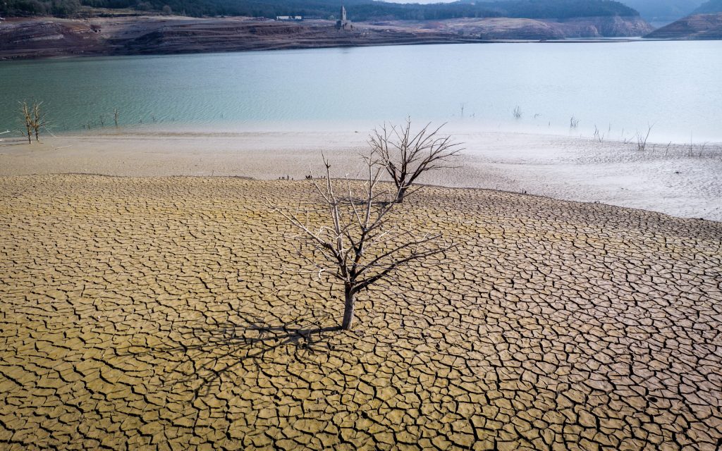 Aproape jumatate dintre copii la nivel mondial sunt exputi la minimum 3 tipuri de ameniintari legatede schimbariile climatice