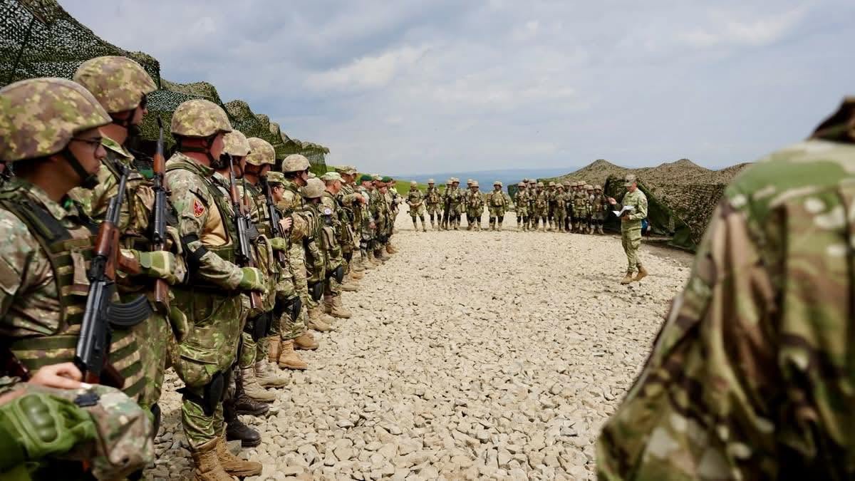 Atentie clujeni Coloane militare cu mii de soldati vor circula prin judet Soferii sunt rugati sa le acorde prioritate si sa pastreze distanta fata de vehiculele blindate