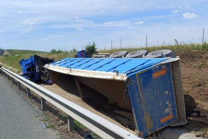 Autotrenul plin cu nisip s-a răsturnat pe A1 între Arad și Timișoara. Un bărbat a fost dus la spital.