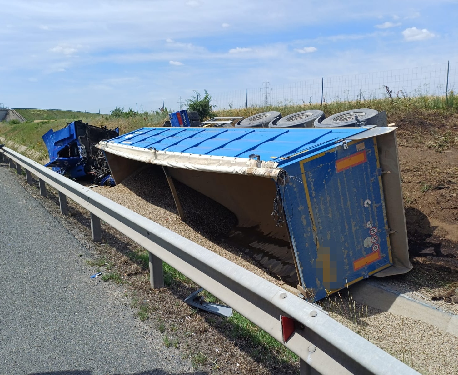 Autotrenul plin cu nisip s a rasturnat pe A1 intre Arad si Timisoara Un barbat a fost dus la spital