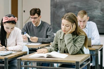Avertismentul alarmant al unui expert: Studenții își pierd rapid capacitatea de a citi, provocând un colaps al generației.