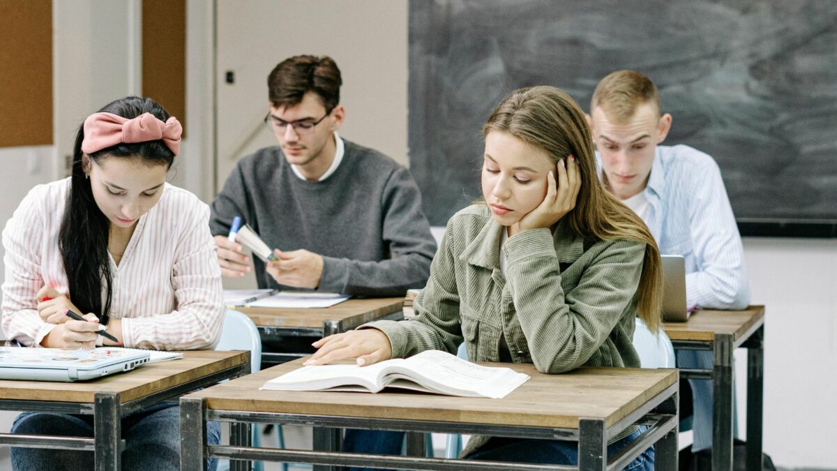 Avertismentul alarmant al unui expert Studentii isi pierd rapid capacitatea de a citi provocand un colaps al generatiei