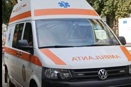 Băiețel de doi ani, stropit cu apă fiartă, transportat de urgență la spital în Bistrița