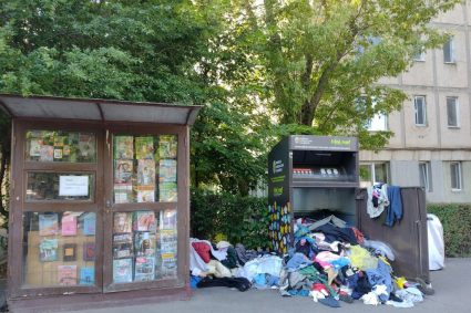Civilizație de „cinci stele” în Cluj-Napoca! Un container pentru haine a fost distrus, iar textilele au fost împrăștiate pe jos.
