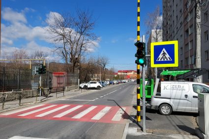 Clujean, aproape accidentat de o mașină pe trecerea de pietoni dintr-un complex din Cluj-Napoca: „Niciun semn de frânare” Ce făcea șoferița când era la doar doi pași de el