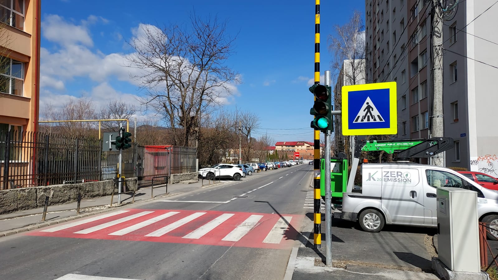 Clujean aproape accidentat de o masina pe trecerea de pietoni dintr un complex din Cluj Napoca Niciun semn de franare Ce facea soferita cand era la doar doi pasi de el