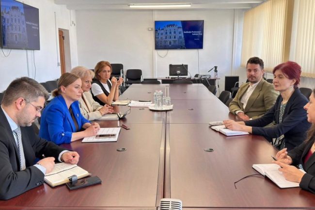 Clujul se implica in lupta impotriva traficului de minori Politisti asistenti sociali si profesori invitati sa participe la o sesiune de formare intr un nou proiect