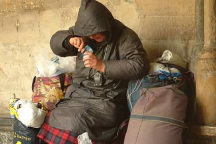 Colonie de persoane fără adăpost sub podurile unei străzi din Cluj-Napoca: „Muniți de tone de deșeuri, fecale amestecate cu gunoaie. Riscul unui focar de infecție este real!”