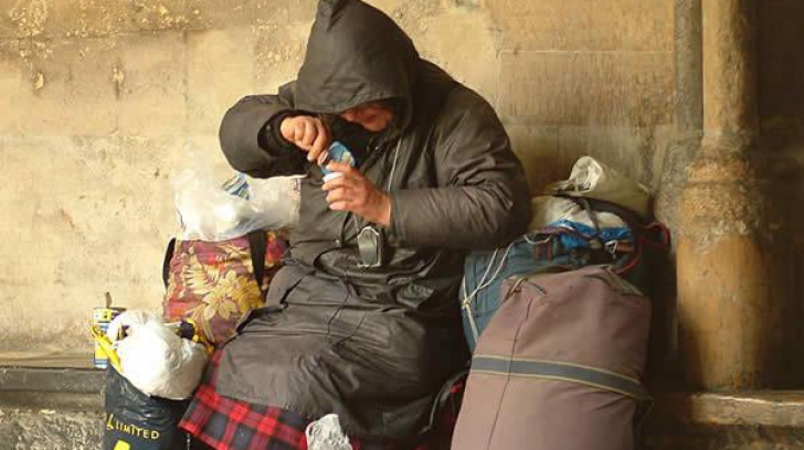 Colonie de persoane fara adapost sub podurile unei strazi din Cluj Napoca Munitii de tone de deseuri fecale amestecate cu gunoaie Riscul unui focar de infectie este real