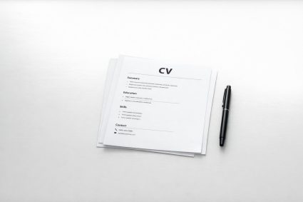 Cum pot tinerii absolvenți să elaboreze un CV impresionant fără experiență