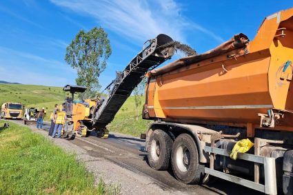 DRDP Cluj efectuează reparații la drumuri cu resurse proprii: lucrări pe Varianta de Ocolire Baia Mare și DN 1J Cluj, folosind asfalt fabricat în stația proprie.