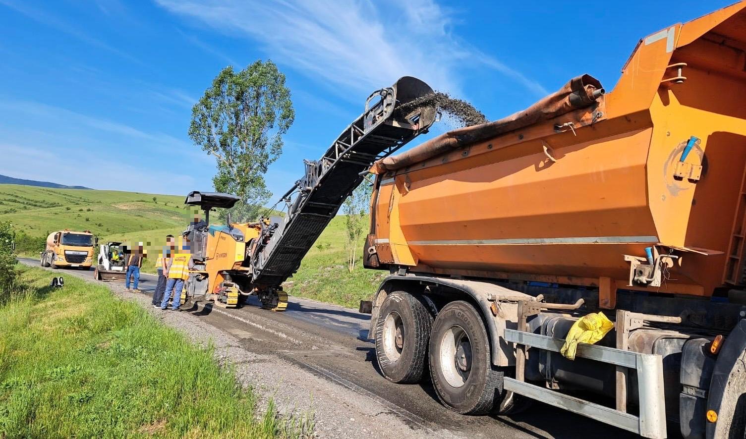 DRDP Cluj efectueaza reparatii la drumuri cu resurse proprii lucrari pe Varianta de Ocolire Baia Mare si DN 1J Cluj folosind asfalt fabricat in statia proprie