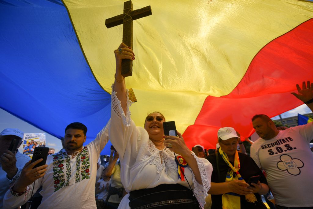 Diana Sosoaca si Dan Diaconescu au participat la Marsul Normalitatii organizat pentru a promova valorile familiei traditionale