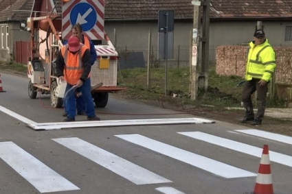 Drumurile județene din Cluj vor fi corect marcate în zonele cu risc de accidente: CJ inițiază o licitație pentru marcaje și benzi de limitare a vitezei.