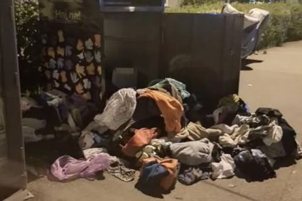 Haine răspreadite pe străzile din Cluj-Napoca, după vandalizarea containerele de reciclare