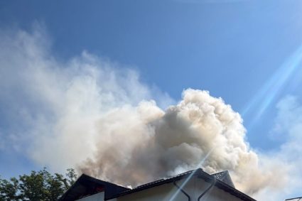 Incendiu la o grădiniță din Prahova, provocat de un acoperiș incendiat. Copiii au fost evacuați în siguranță.