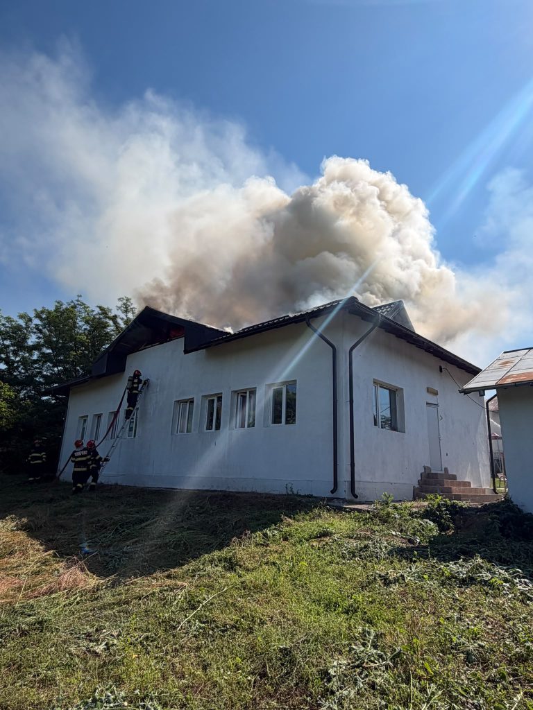 Incendiu la o gradinita din Prahova provocat de un acoperis incendiat Copiii au fost evacuati in siguranta
