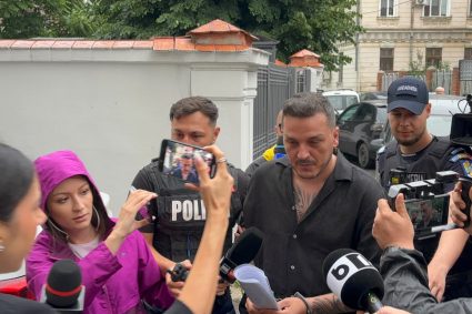 Influencerul Makaveli, întrebat de ce nu și-a declarat veniturile: „Nu am avut timp”. A fost adus în cătușe la Parchet pentru audieri.