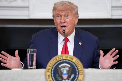 „Lăsați-i să-și rezolve singuri problemele. Eu i-am adus în această situație”, afirmă președintele Trump.