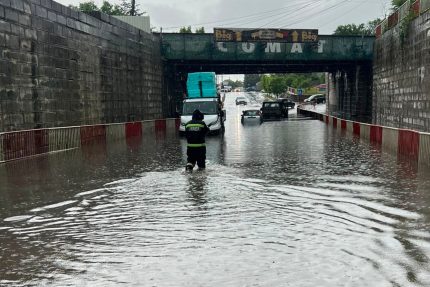 Mai multi soferi blocati cu masinile intr un pasaj din Focsani Ploile au cauzat pagube in Vrancea