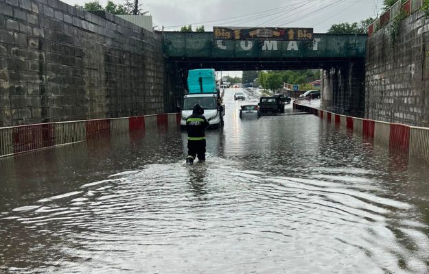 Mai multi soferi blocati cu masinile intr un pasaj din Focsani Ploile au cauzat pagube in Vrancea
