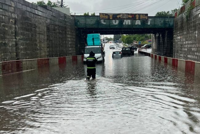 Mai multi soferi blocati cu masinile intr un pasaj din Focsani Ploile au cauzat pagube in Vrancea