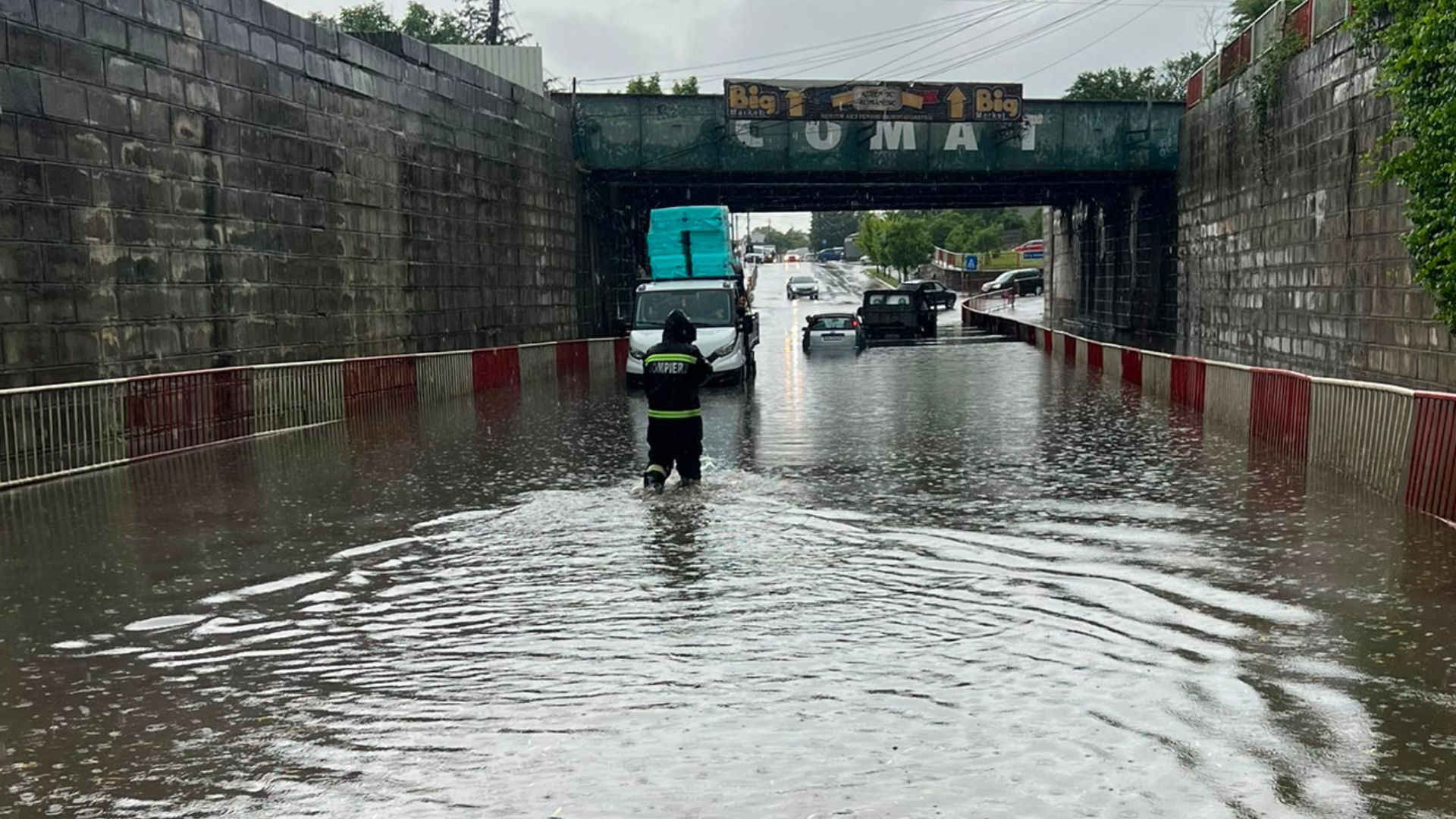 Mai multi soferi blocati cu masinile intr un pasaj din Focsani Ploile au cauzat pagube in Vrancea