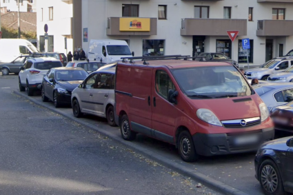 Mașină din Cluj, „campioană” la parcatul pe trotuar: 10 avertismente pe parbriz, dar continuă să parcheze fără griji. Vecinii sunt sătui.