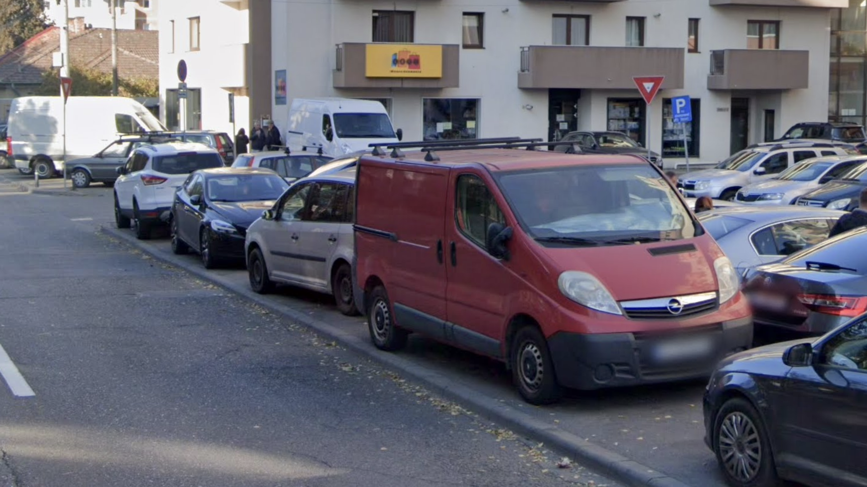 Masina din Cluj campioana la parcatul pe trotuar 10 avertismente pe parbriz dar continua sa parcheze fara griji Vecinii sunt satui