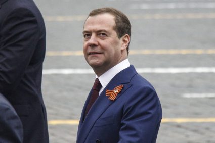 Medvedev provoacă din nou: a publicat un videoclip cu inteligență artificială în care liderii occidentali sunt „descompuși” într-un tocător.