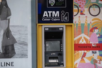 Modificare importantă la bancomate: românii ar putea retrage exact suma dorită de la orice ATM, indiferent de banca emitentă a cardului.