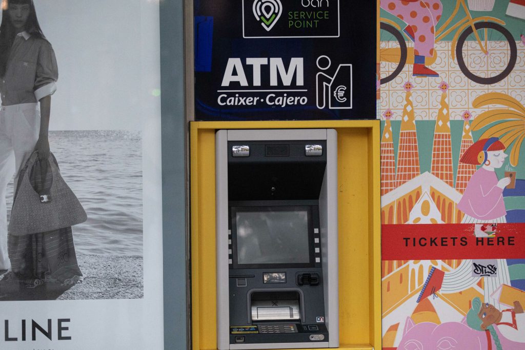 Modificare importanta la bancomate romanii ar putea retrage exact suma dorita de la orice ATM indiferent de banca emitenta a cardului