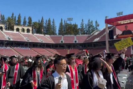 Moment șocant: studenții de la Stanford au părăsit ceremonia de absolvire în timpul discursului directorului Google.