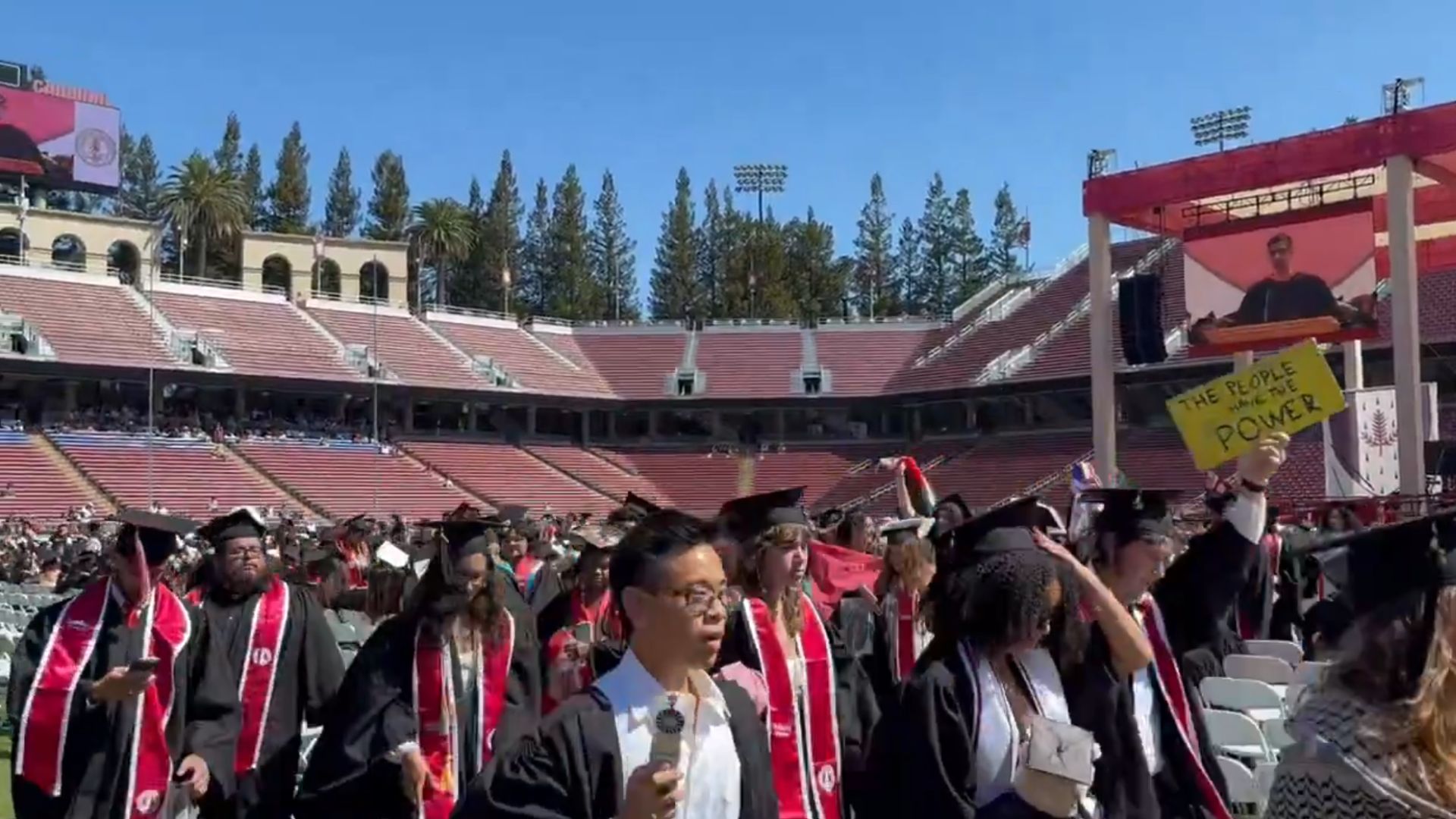 Moment socant studentii de la Stanford au parasit ceremonia de absolvire in timpul discursului directorului Google