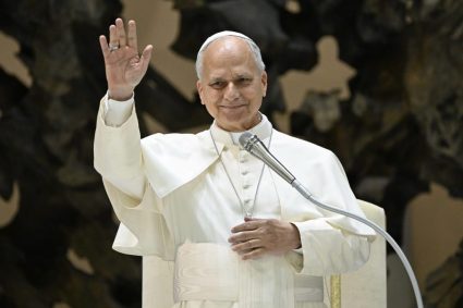 „Monștri pândesc în aceste mări”: Papa a aruncat flori în apă, ca omagiu pentru migranții înecați.