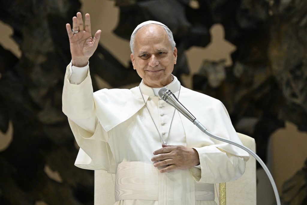 Monstri pandesc in aceste mari Papa a aruncat flori in apa ca omagiu pentru migrantii inecati