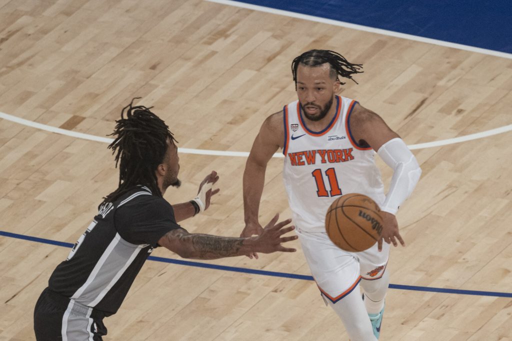 New York Knicks castiga primul titlu NBA dupa 53 de ani cu Jalen Brunson maracand 45 de puncte in victoria decisiva impotriva lui San Antonio Spurs